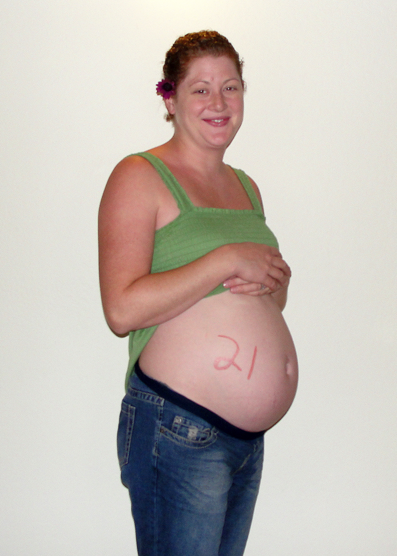 Беременность 21 22. Ребенок в животе беременной.